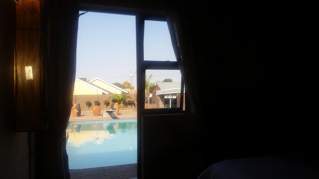African Phoenix Guest Lodge Johannesburg Dış mekan fotoğraf