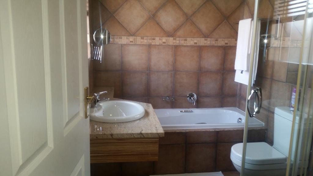 African Phoenix Guest Lodge Johannesburg Dış mekan fotoğraf