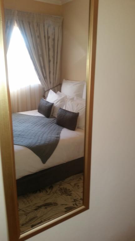 African Phoenix Guest Lodge Johannesburg Dış mekan fotoğraf